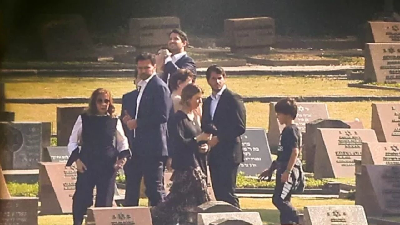 Familiares e amigos comparecem ao sepultamento de Sílvio Santos