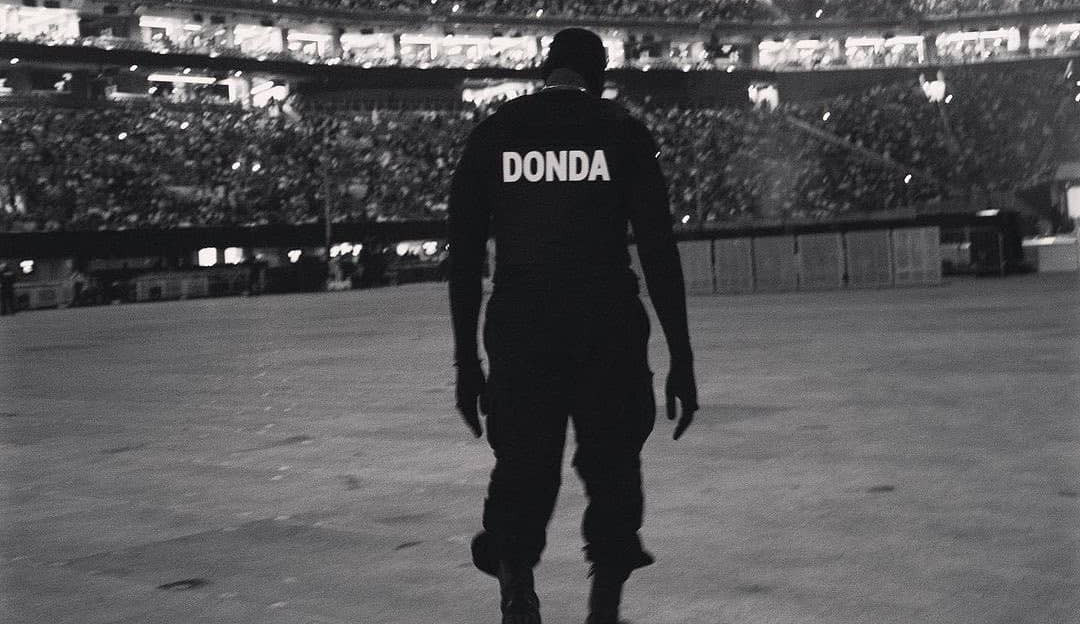 Kanye West posta foto de aliança e fãs especulam retorno com Kim Kardashian