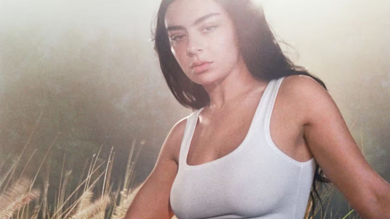 Charli XCX  estreia a nova campanha da Skims e mostra seu lado fashionista