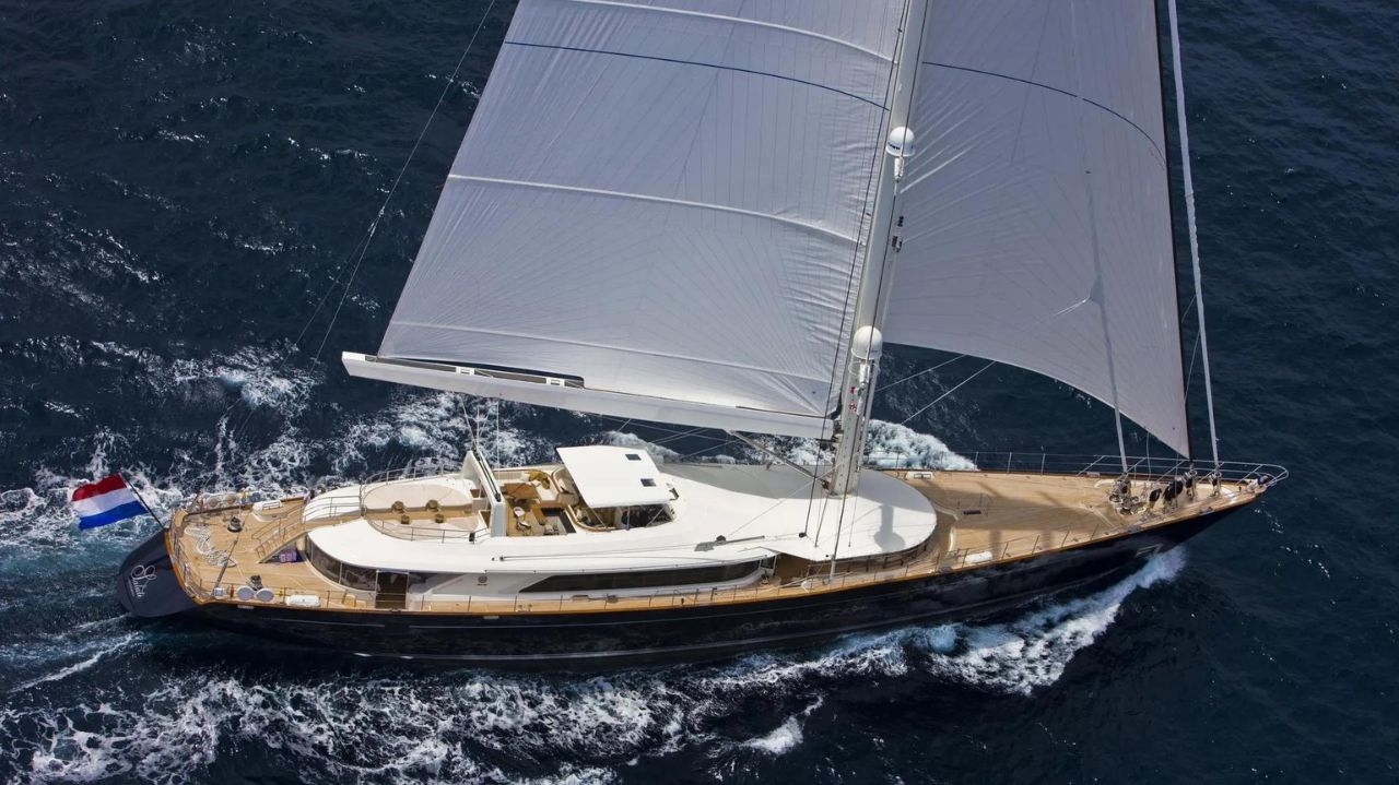 Iate com 22 pessoas afunda após ser atingido por tornado