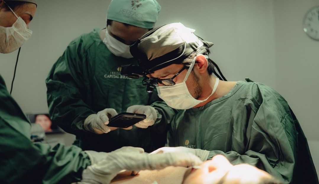 Cirurgia plástica: Médico especialista dá dicas para realizar procedimentos de forma segura e confortável