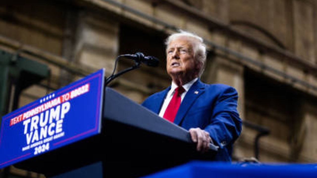 Trump aumenta ataques em estados-chave dos EUA durante a convenção democrata