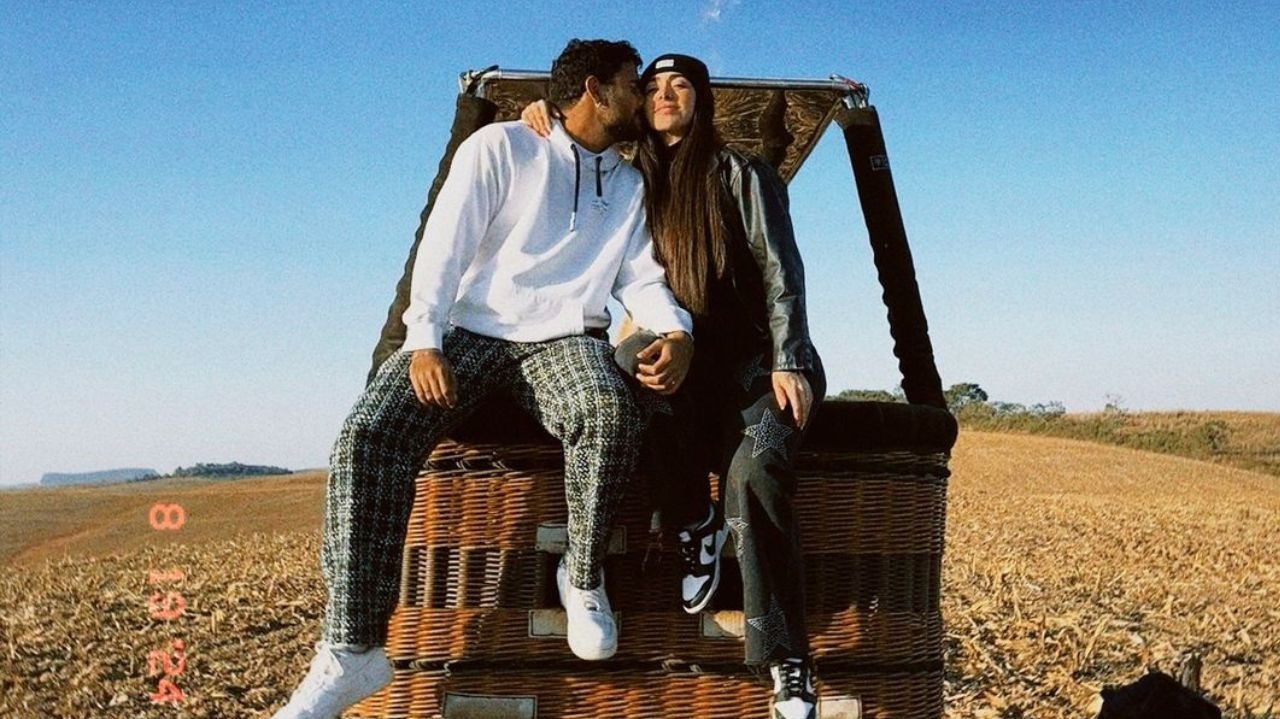 Giovanna Lima e Lucas Pizane oficializam namoro durante passeio de balão