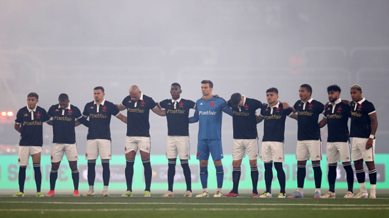 Após baixas no elenco, Vasco pensa em contratar volante