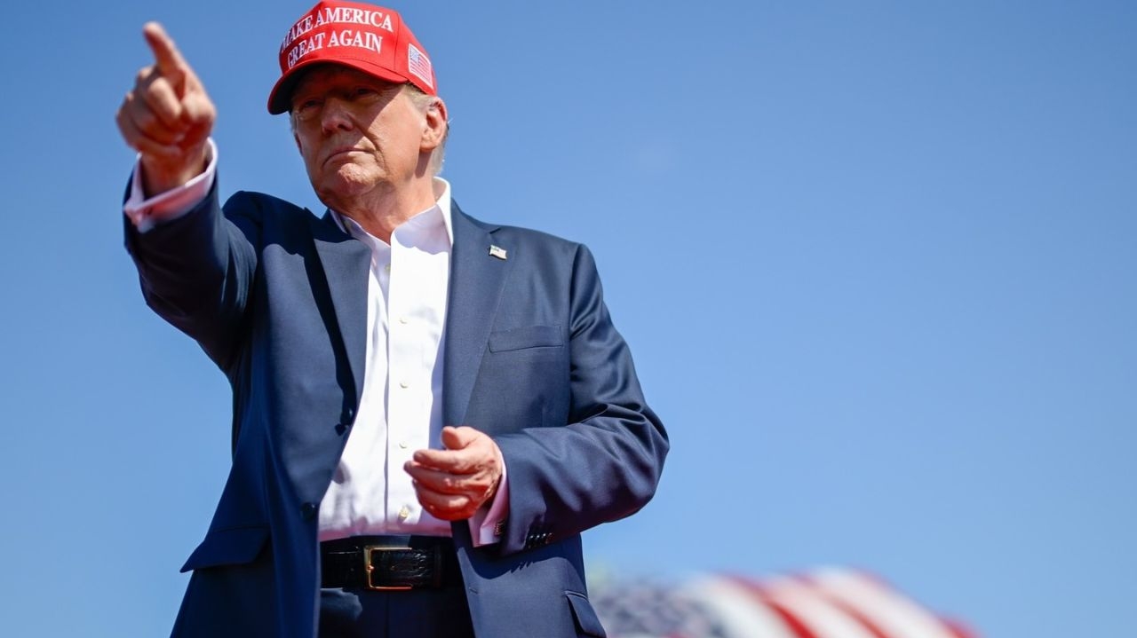 FBI acusa Irã de ataque cibernético à campanha de Trump