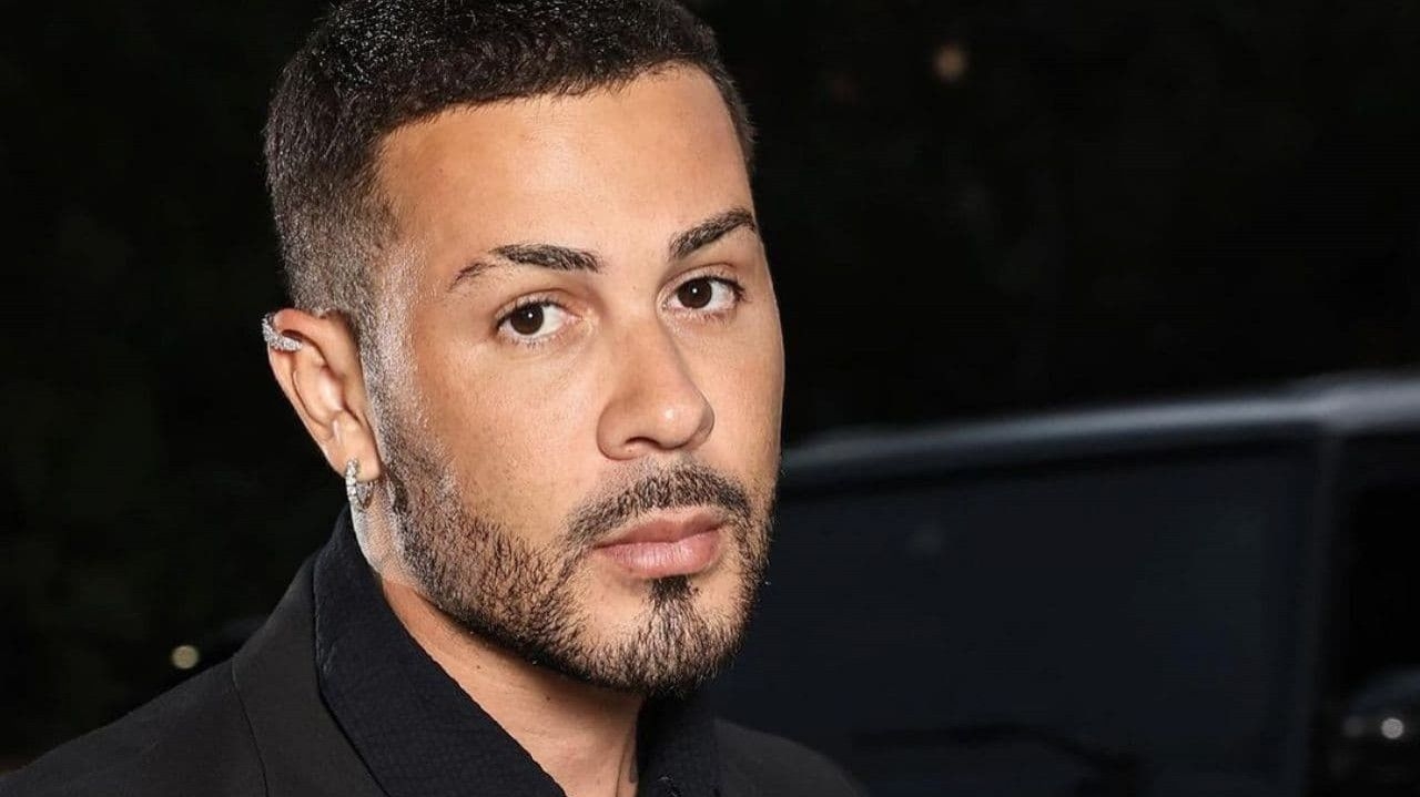 Carlinhos Maia doa R$ 20 mil a um jovem que auxilia sua mãe na rua