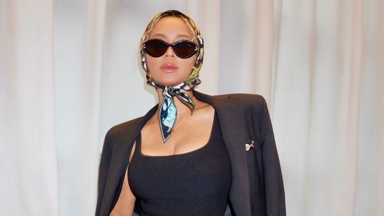 Beyoncé adere à moda dos lenços e item está sendo aprovado pelos fãs