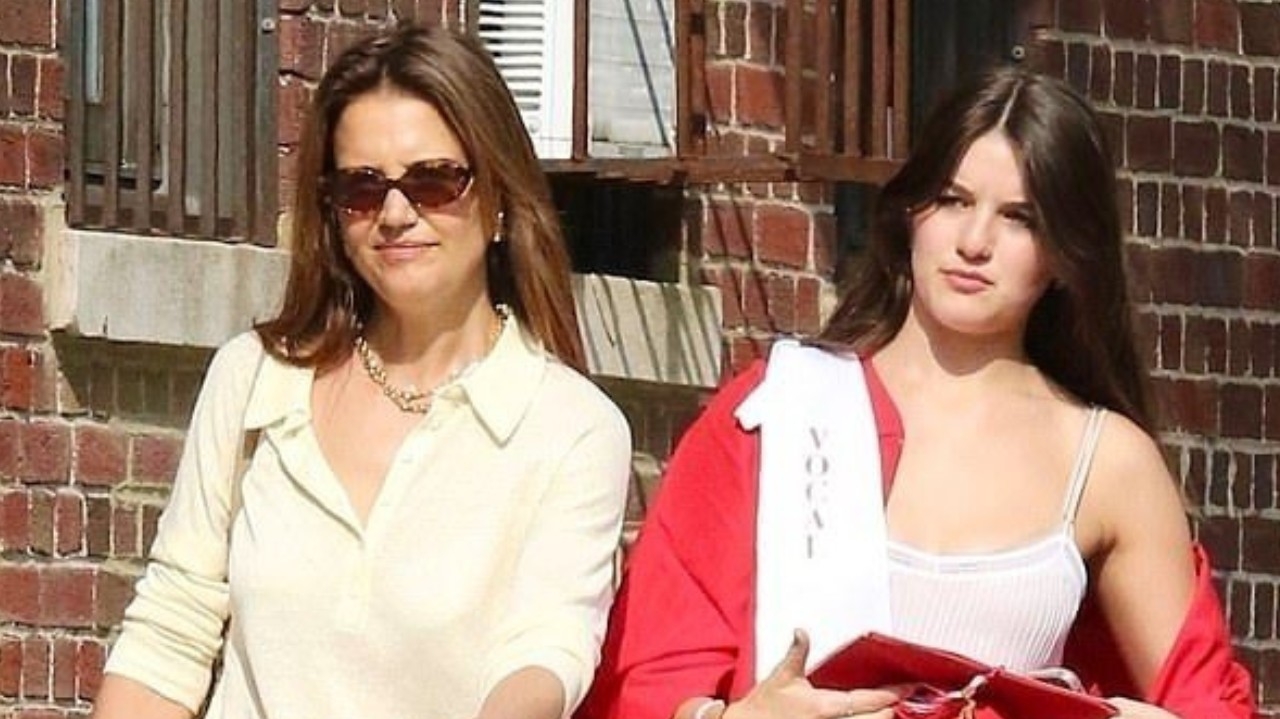 Filha de Katie Holmes se emociona ao despedir da mãe, após ingressar na faculdade
