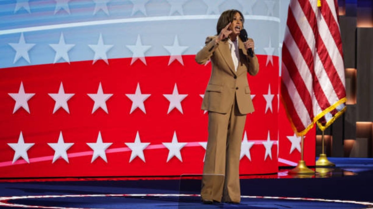 Terno usado por Kamala Harris faz possível referência a Barack Obama