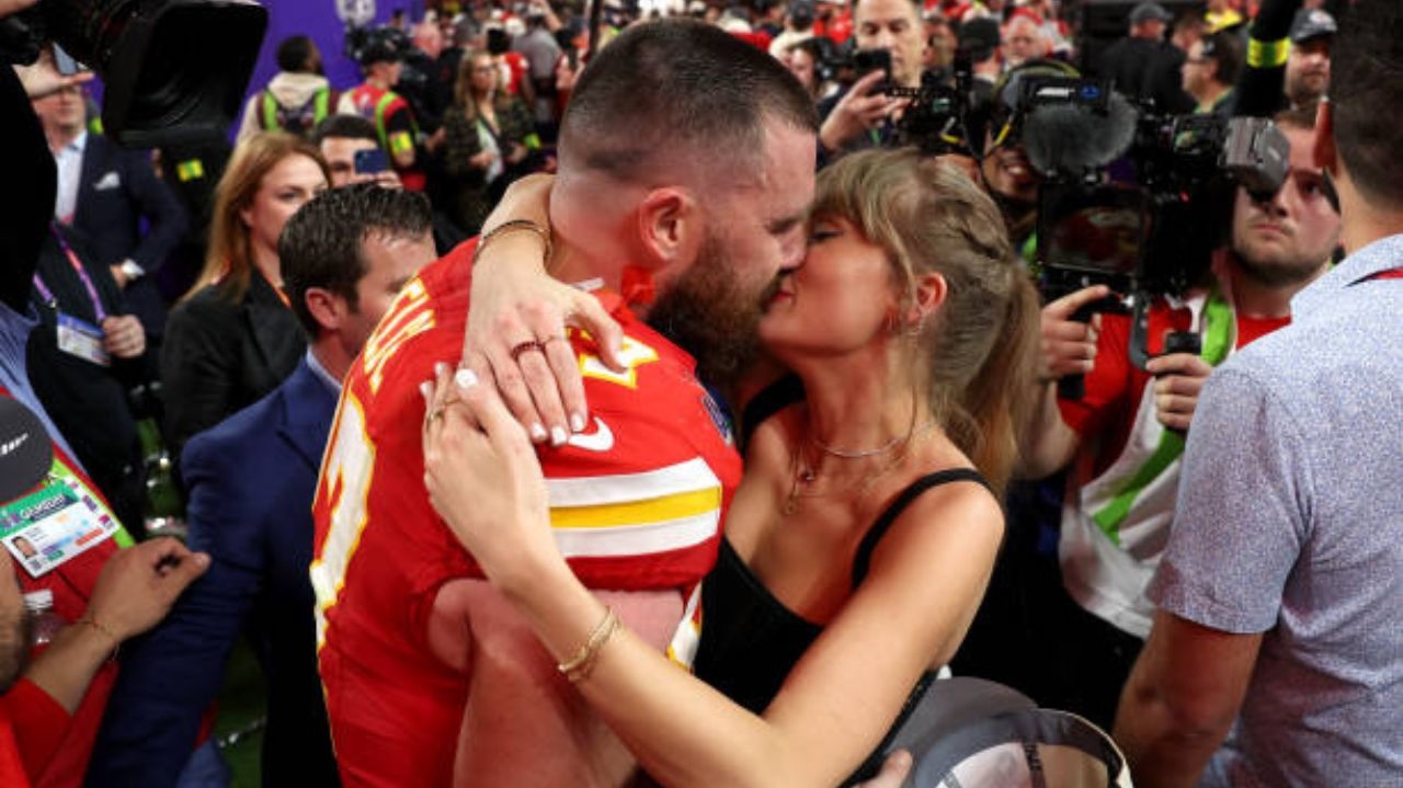 Taylor Swift faz referência sutil a Travis Kelce em novo look de clipe