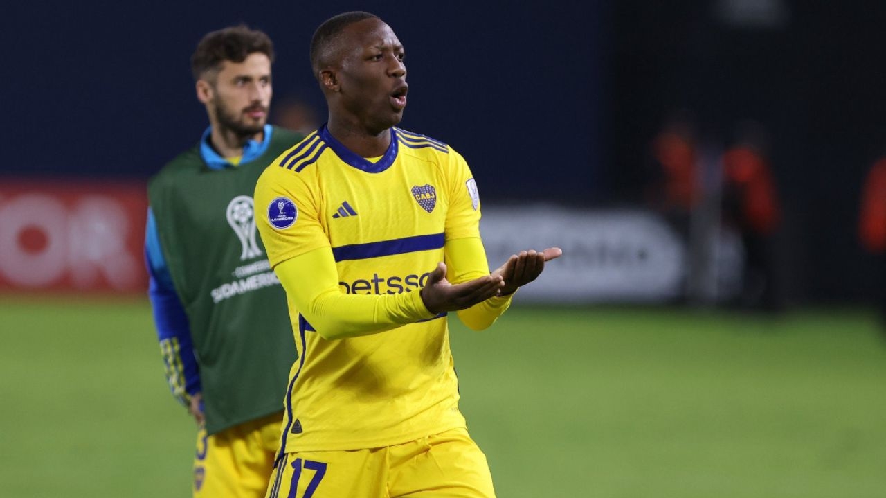 Jogador do Boca faz falta dura e é expulso aos 10 segundos contra o Cruzeiro