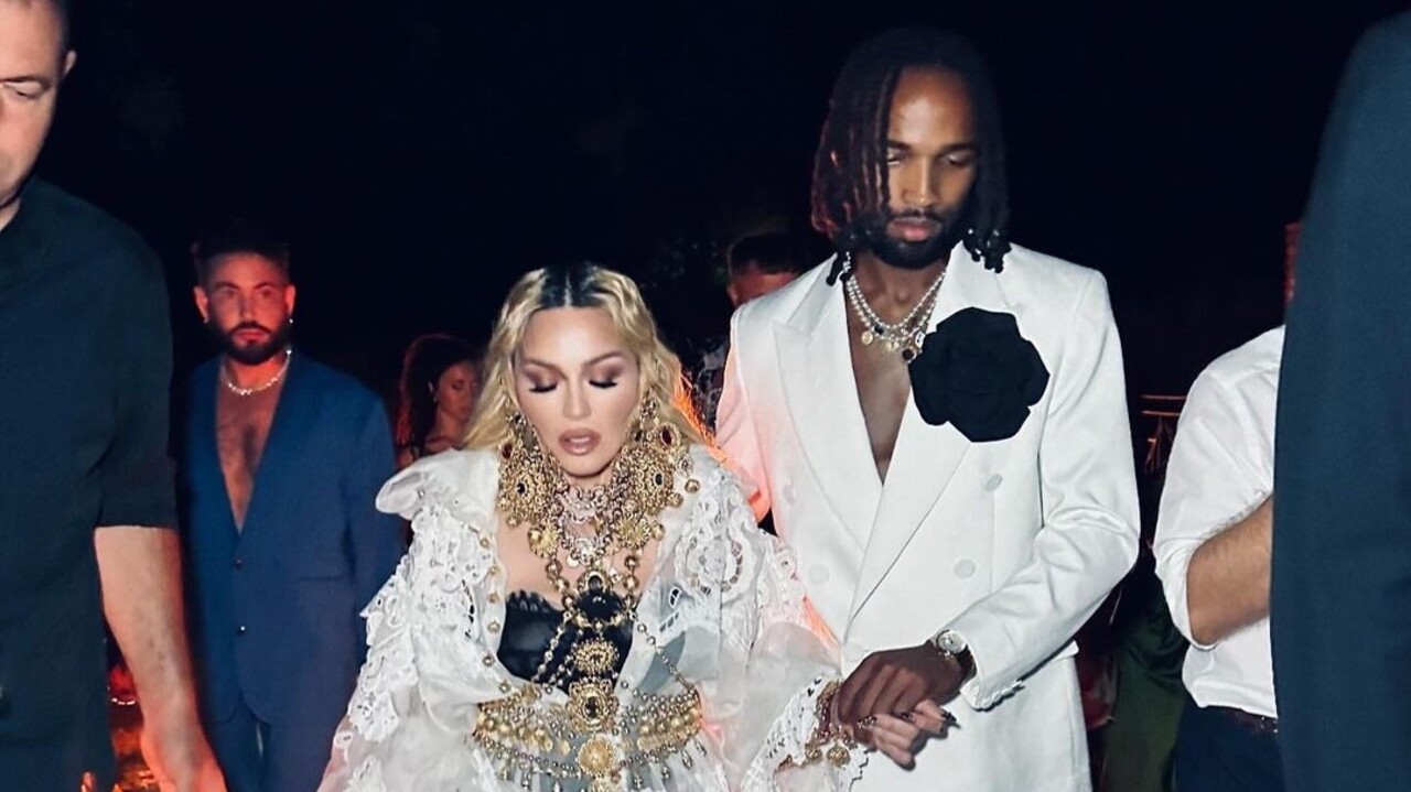 Madonna é fotografada em passeio de iate ao lado do novo namorado