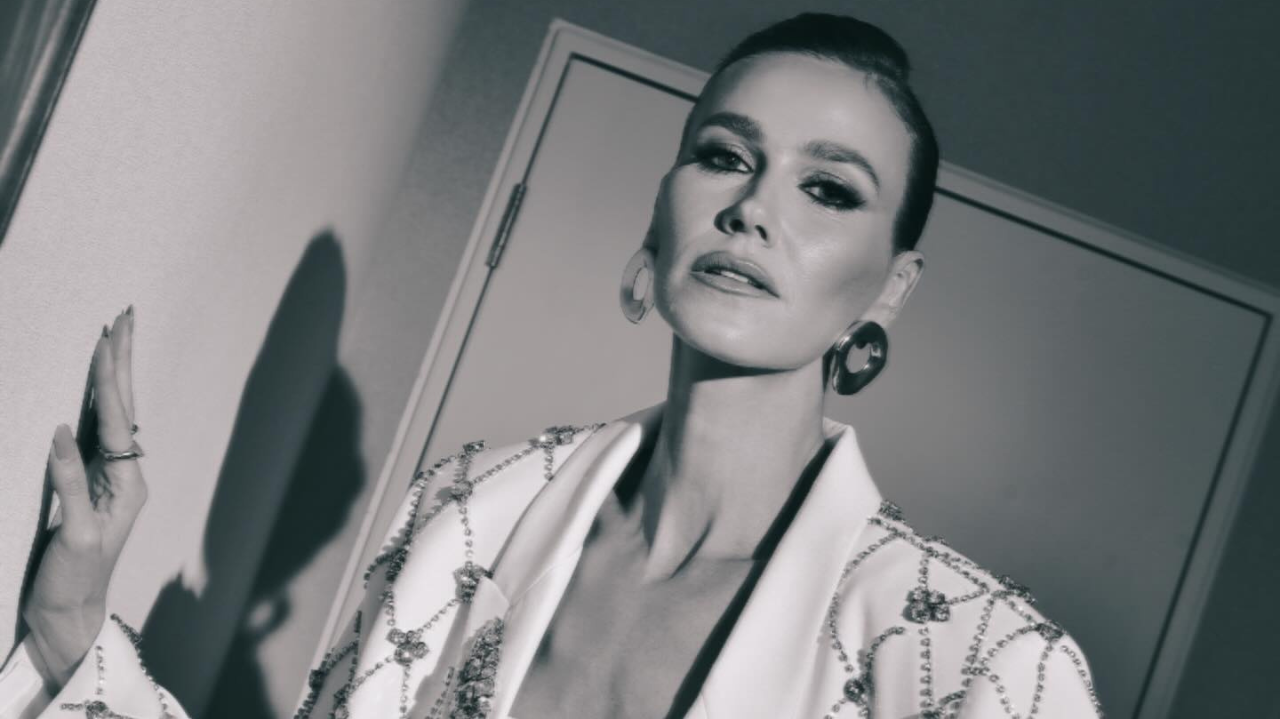 Renata Kuerten veste look sob medida no Baile do BB