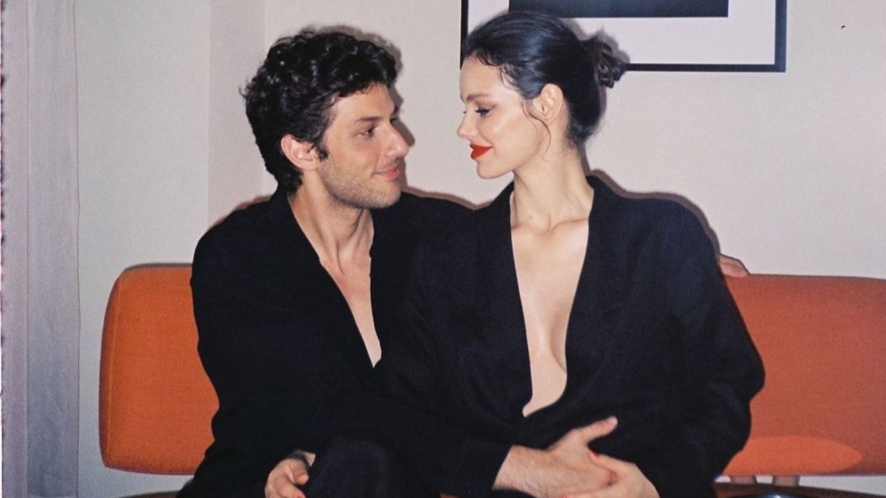 Chay Suede revela que vai descobrir sexo do terceiro filho no nascimento