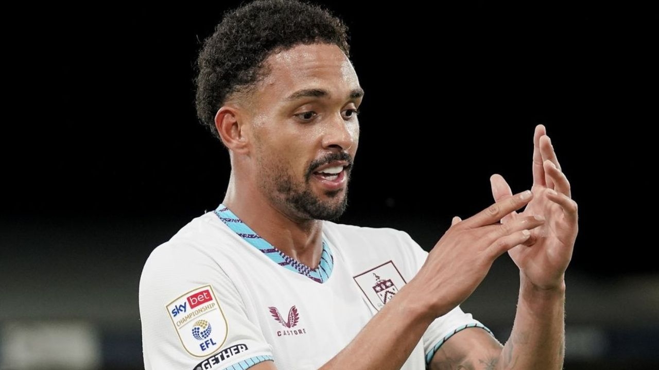 Botafogo avança nas negociações por Vitinho, do clube inglês Burnley