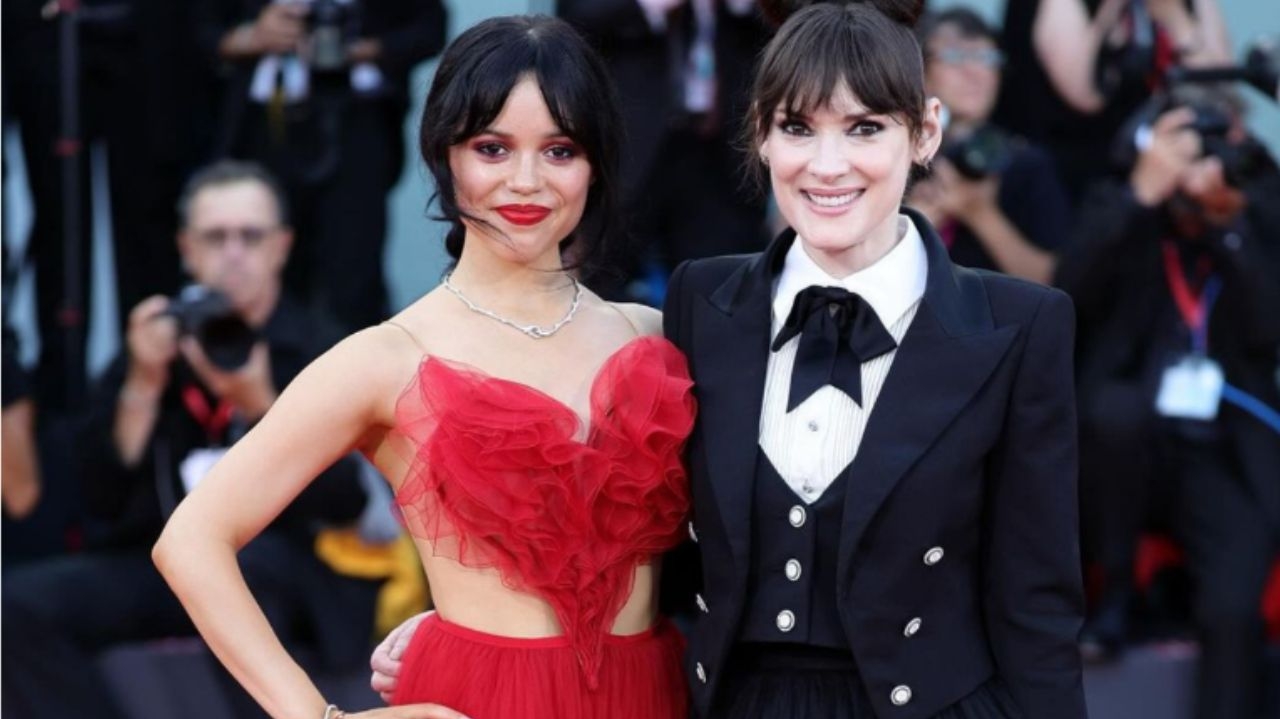 Elenco de “Beetlejuice” mostra looks icônicos no Festival de Cinema de Veneza