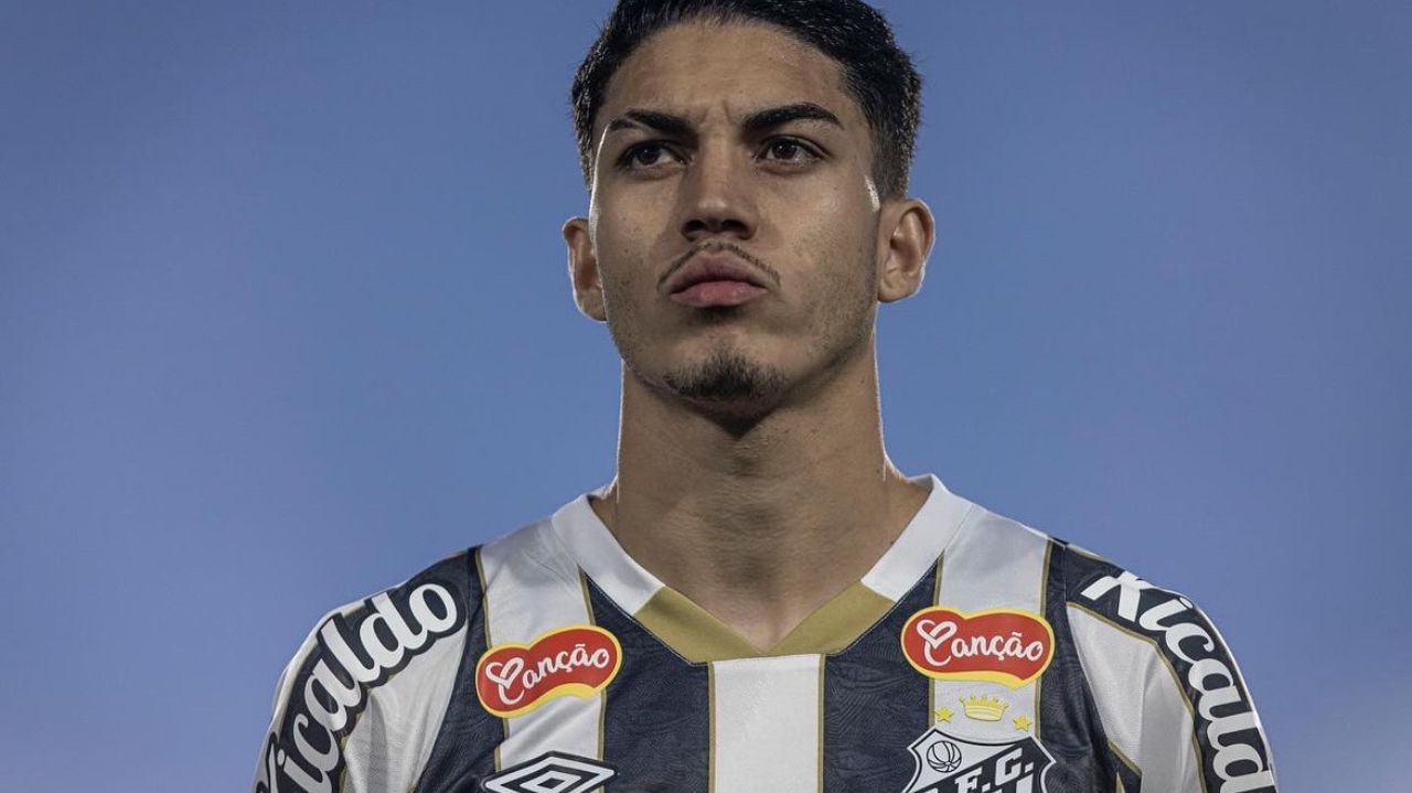 Zagueiro do Santos negocia com o Porto e pede dispensa de atividades do clube