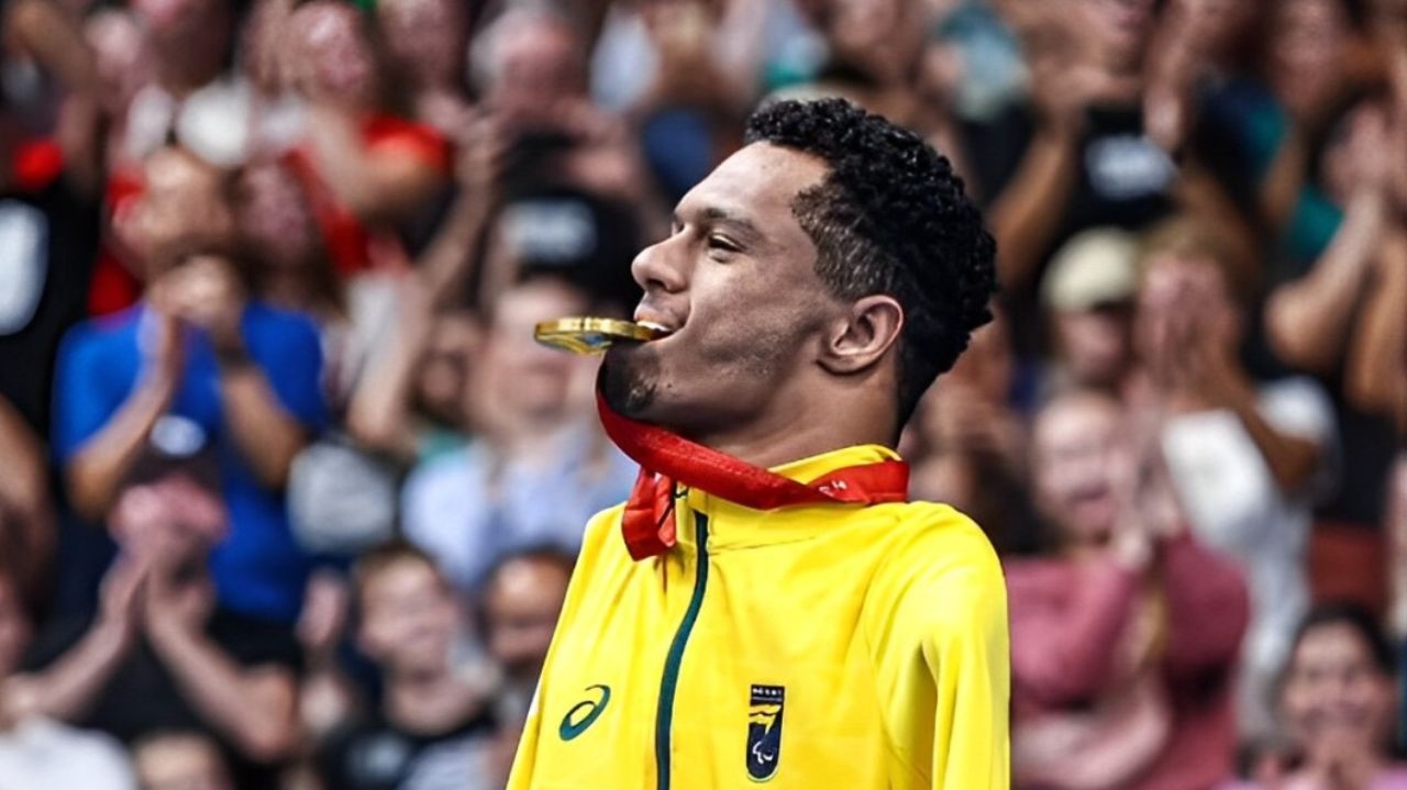 Gabriel Araújo conquista ouro nos 100m costas nas Paralimpíadas de Paris