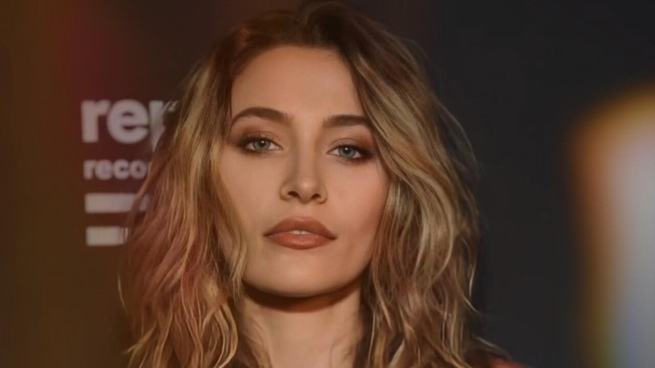 Paris Jackson faz aparição pública em dia de aniversário de Michael Jackson