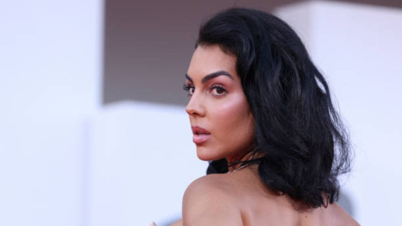 Georgina Rodrigues brilha com vestido de fenda no tapete vermelho do Festival de Veneza