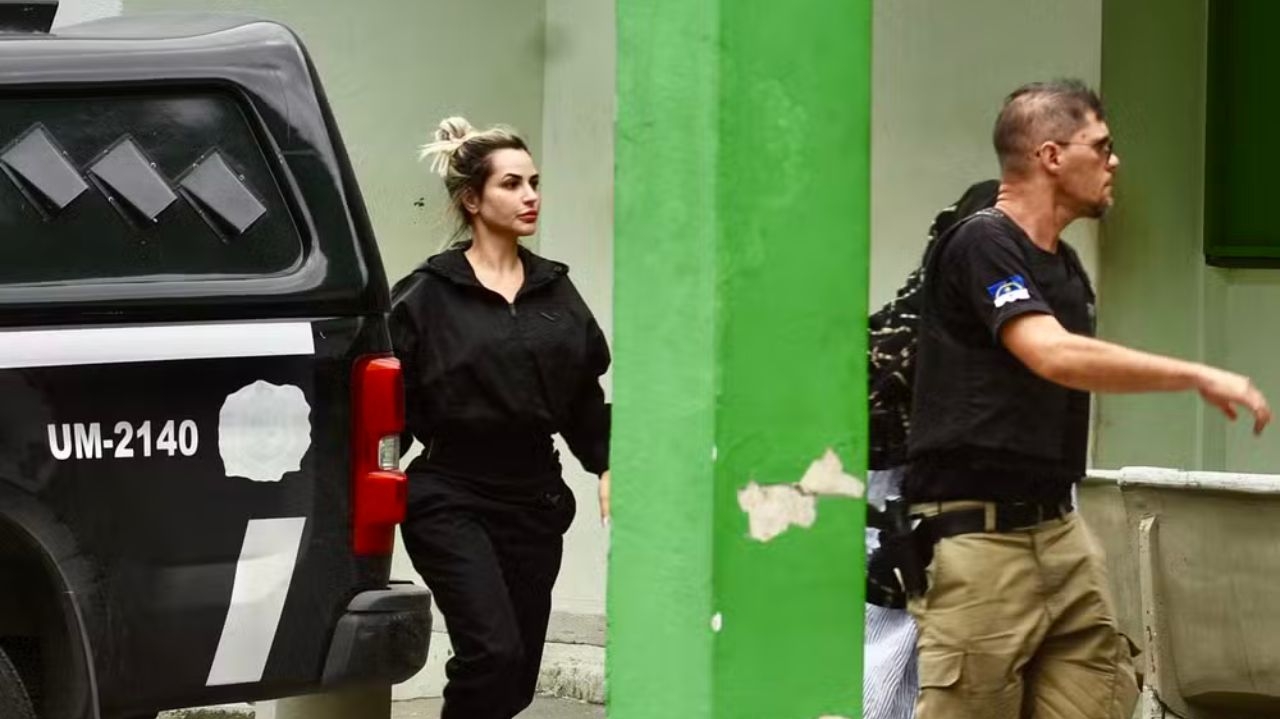 Deolane Bezerra comparece ao IML de Recife