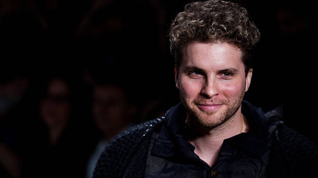 Thiago Fragoso reclama de falta de papéis na TV por ser “homem hétero branco”