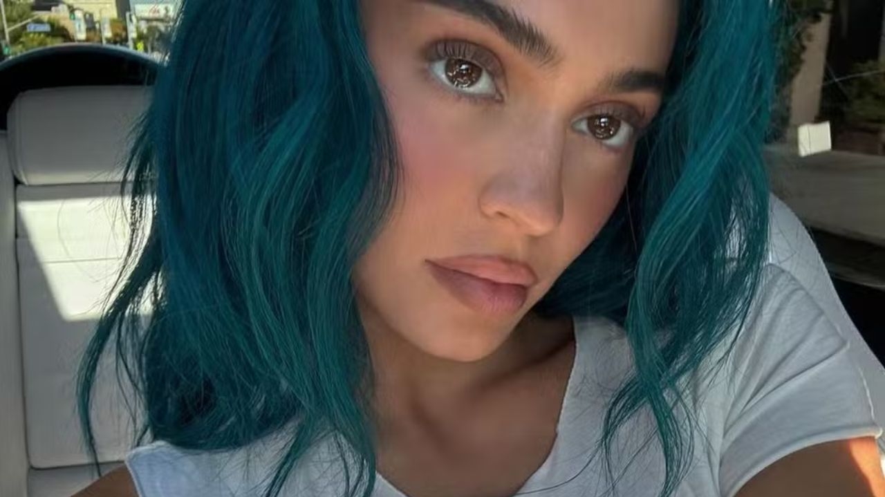 Kylie Jenner surpreende seguidores ao voltar com cabelo azul