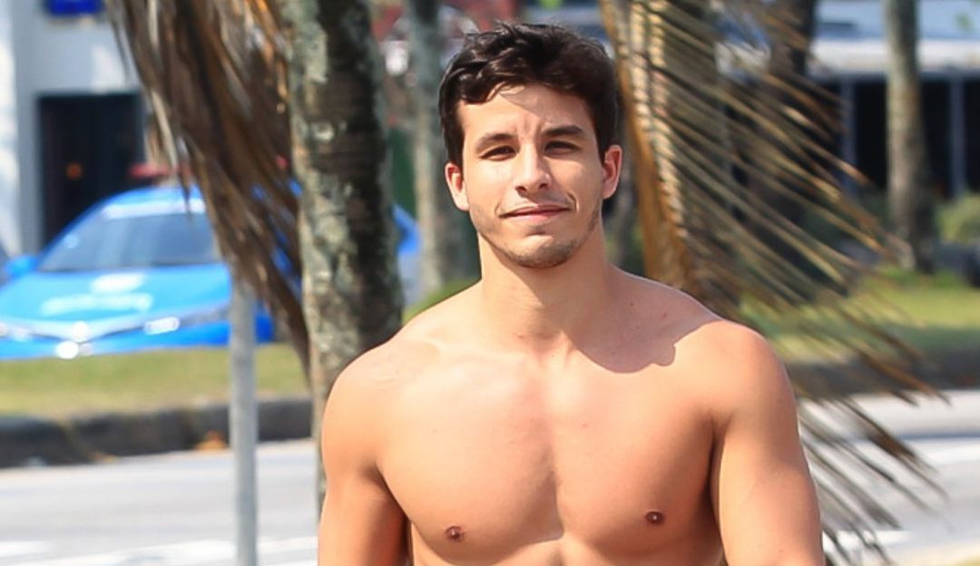 Artistas como Ricky Tavares e Larissa Manoela estão aproveitando o sol para se exercitar e curtir a praia