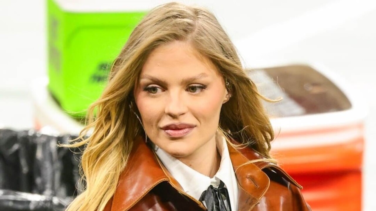 Luísa Sonza canta o Hino Nacional na abertura da NFL no Brasil