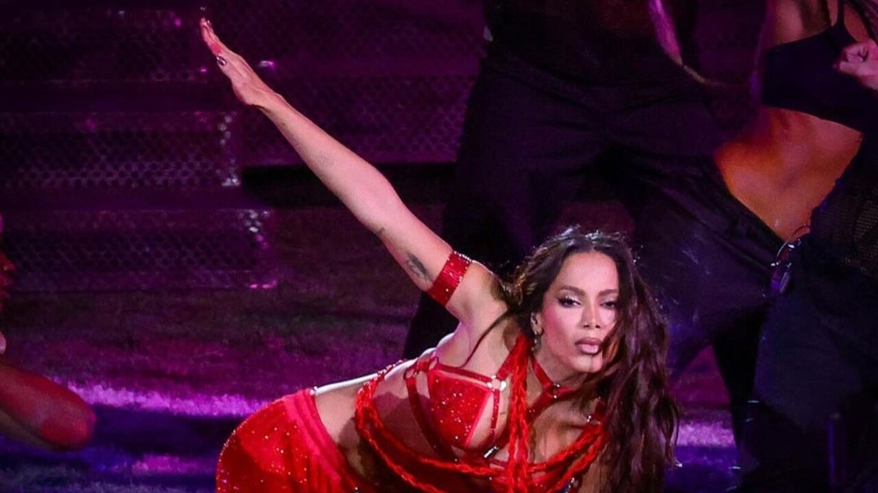 Anitta canta sucessos da carreira no show do intervalo da NFL no Brasil
