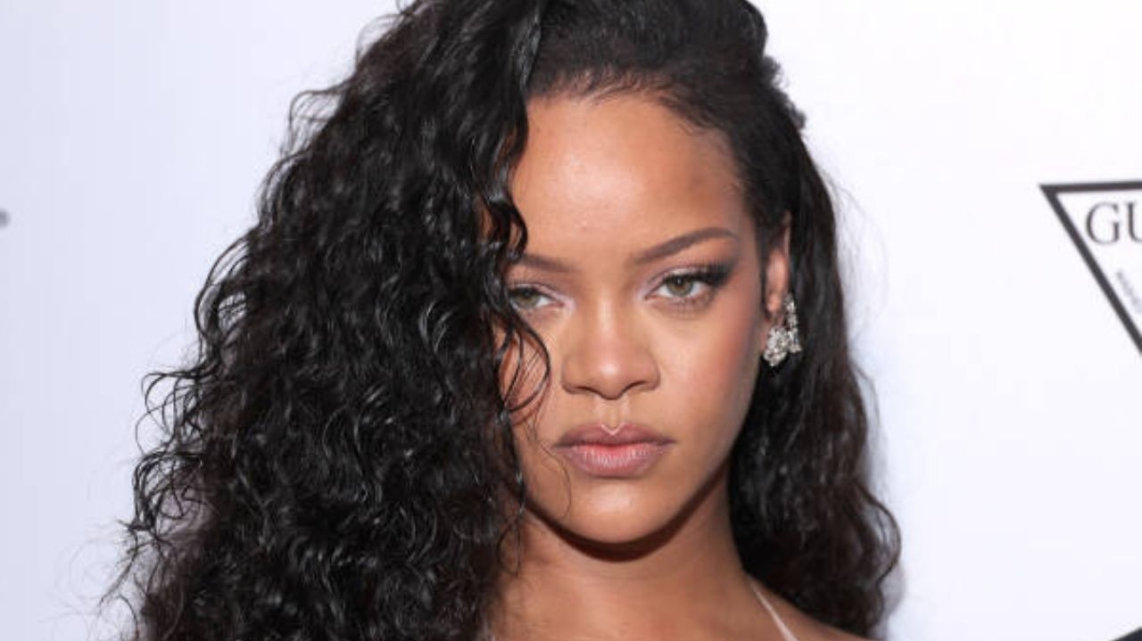 Rihanna aparece com vestido deslumbrante na Semana de Moda de Nova York