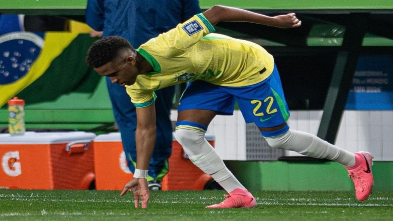 Estêvão entra para o hall dos mais jovens a estrear pela seleção brasileira