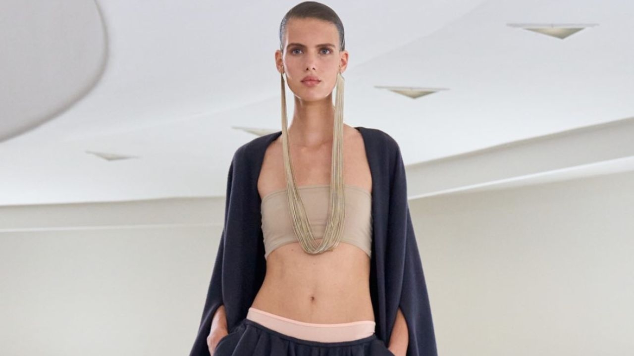 Top faixa se torna o protagonista da coleção de verão 2025 da Alaïa