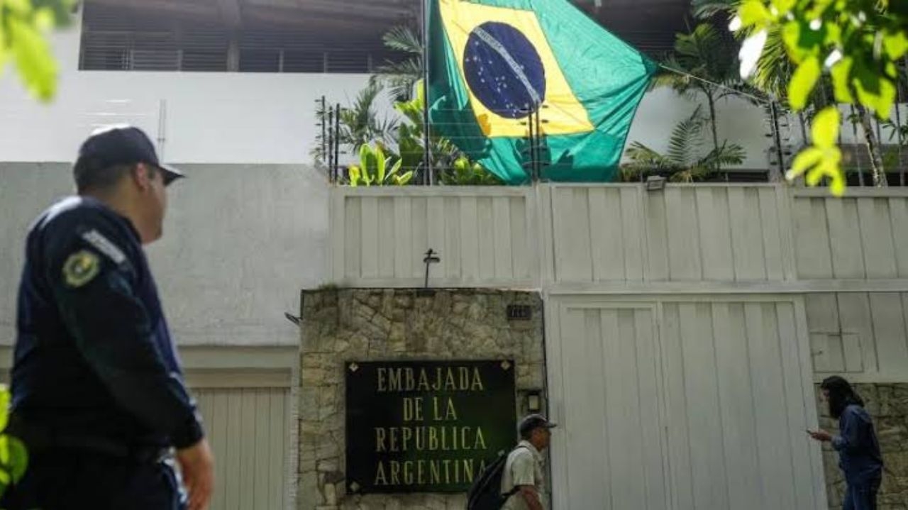 Maduro provoca tensão diplomática após a revogação brasileira sobre embaixada argentina