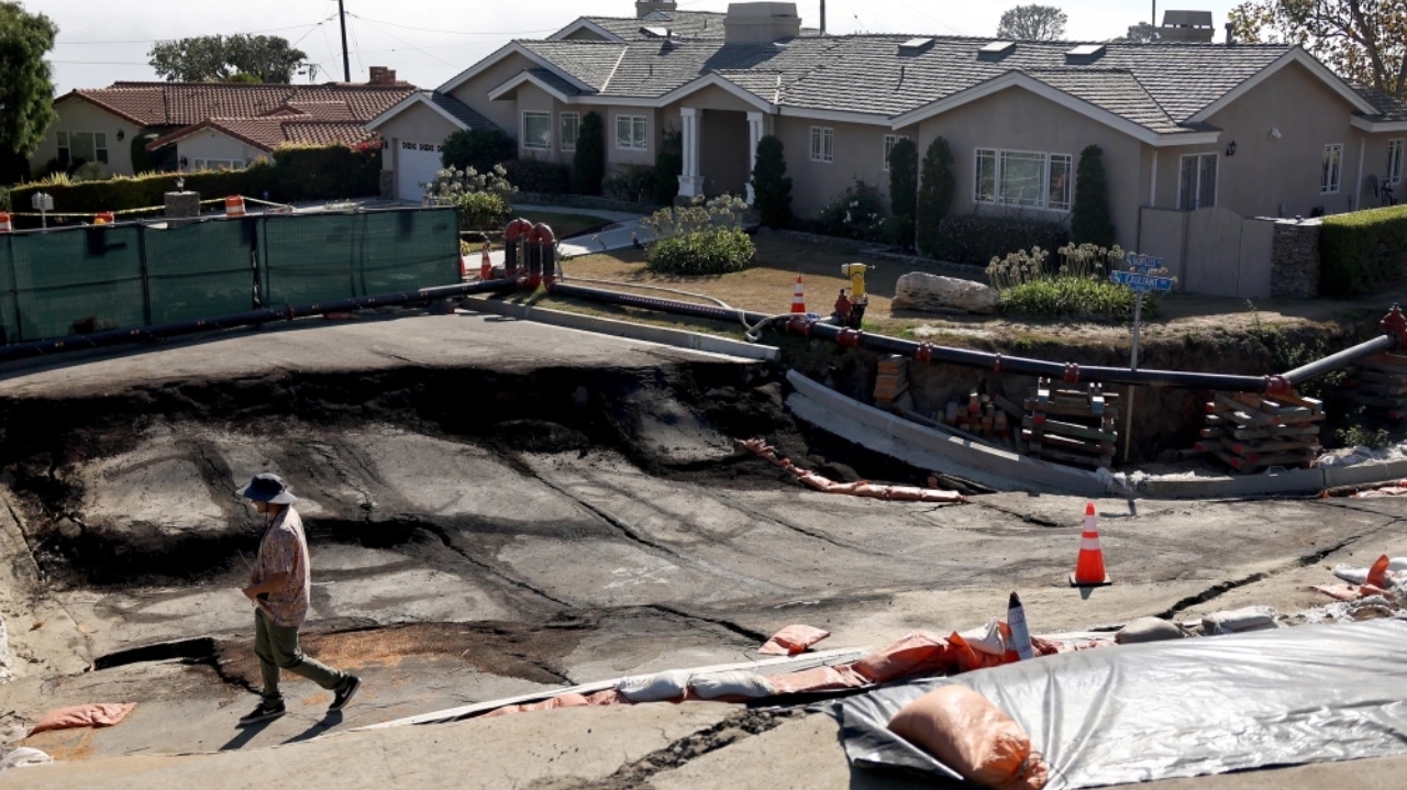 Deslizamento de terra na Califórnia devasta mansões