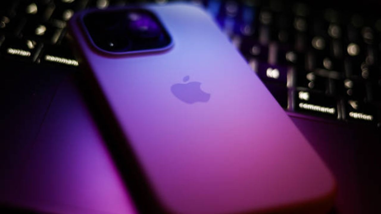 Apple lança iPhone 16 com recursos que usam inteligência artificial