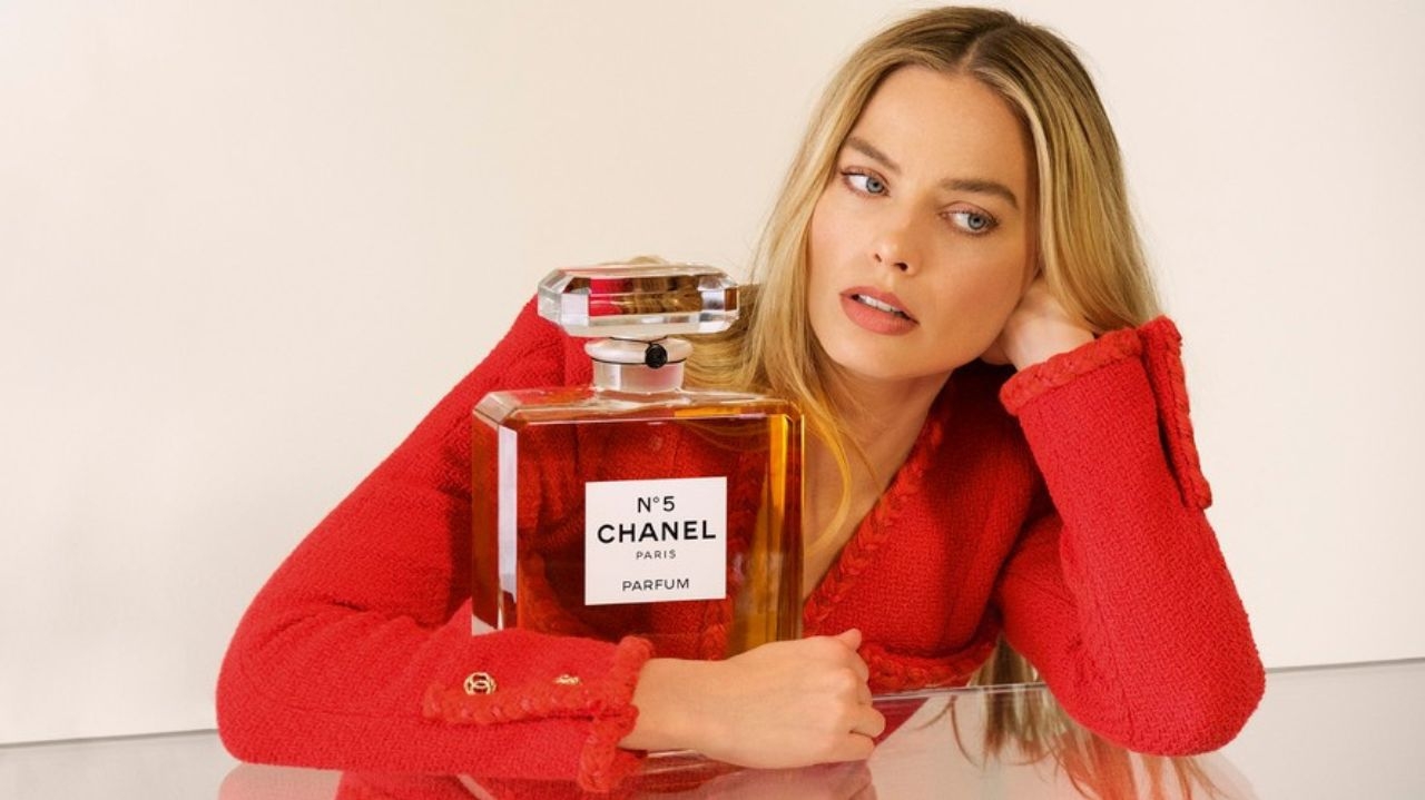 Margot Robbie se torna o novo rosto do Chanel N°5