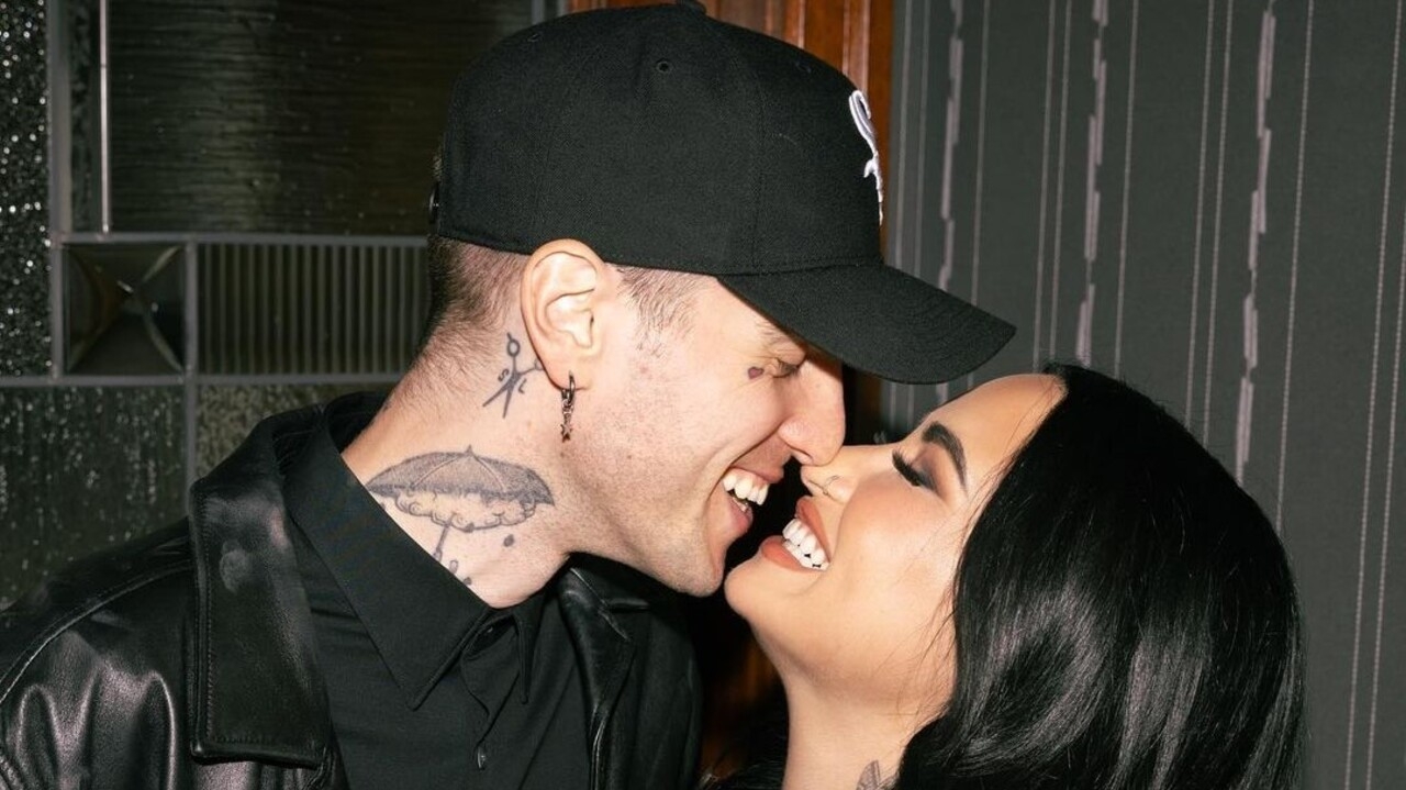 Demi Lovato beija noivo no tapete vermelho do próprio documentário