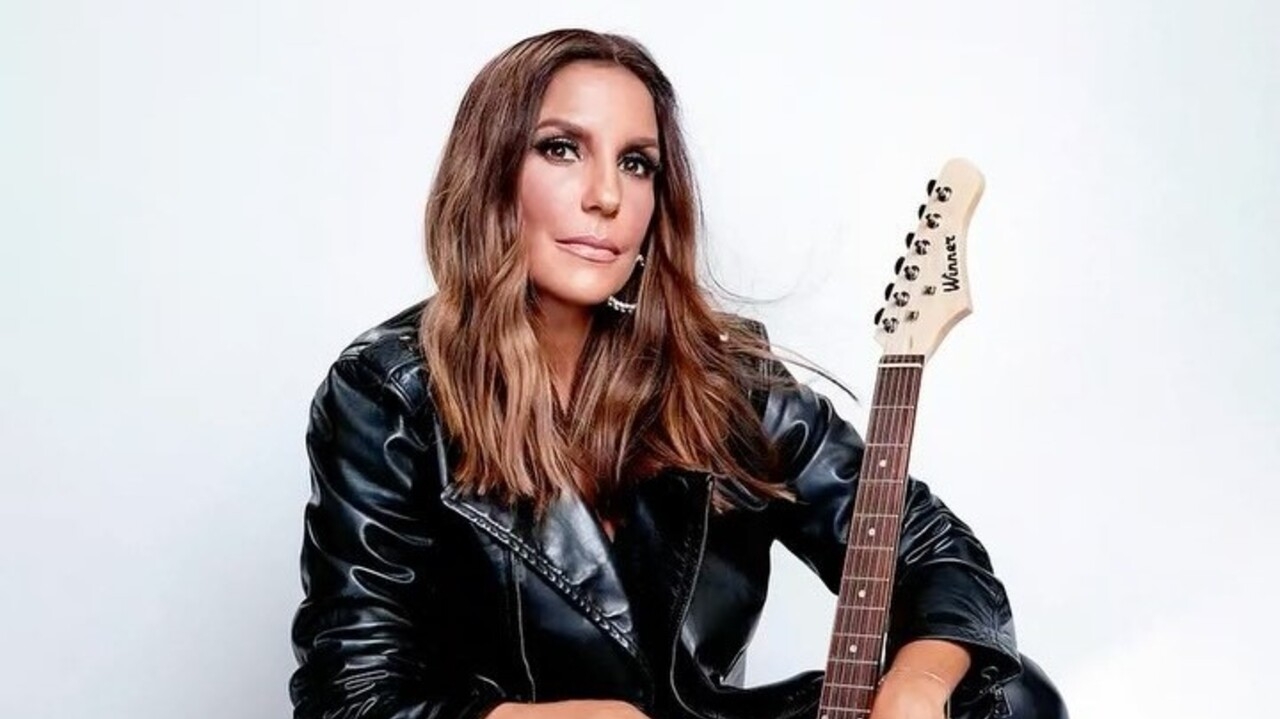 Ivete Sangalo dança, treina e mostra resultados com barriga de fora