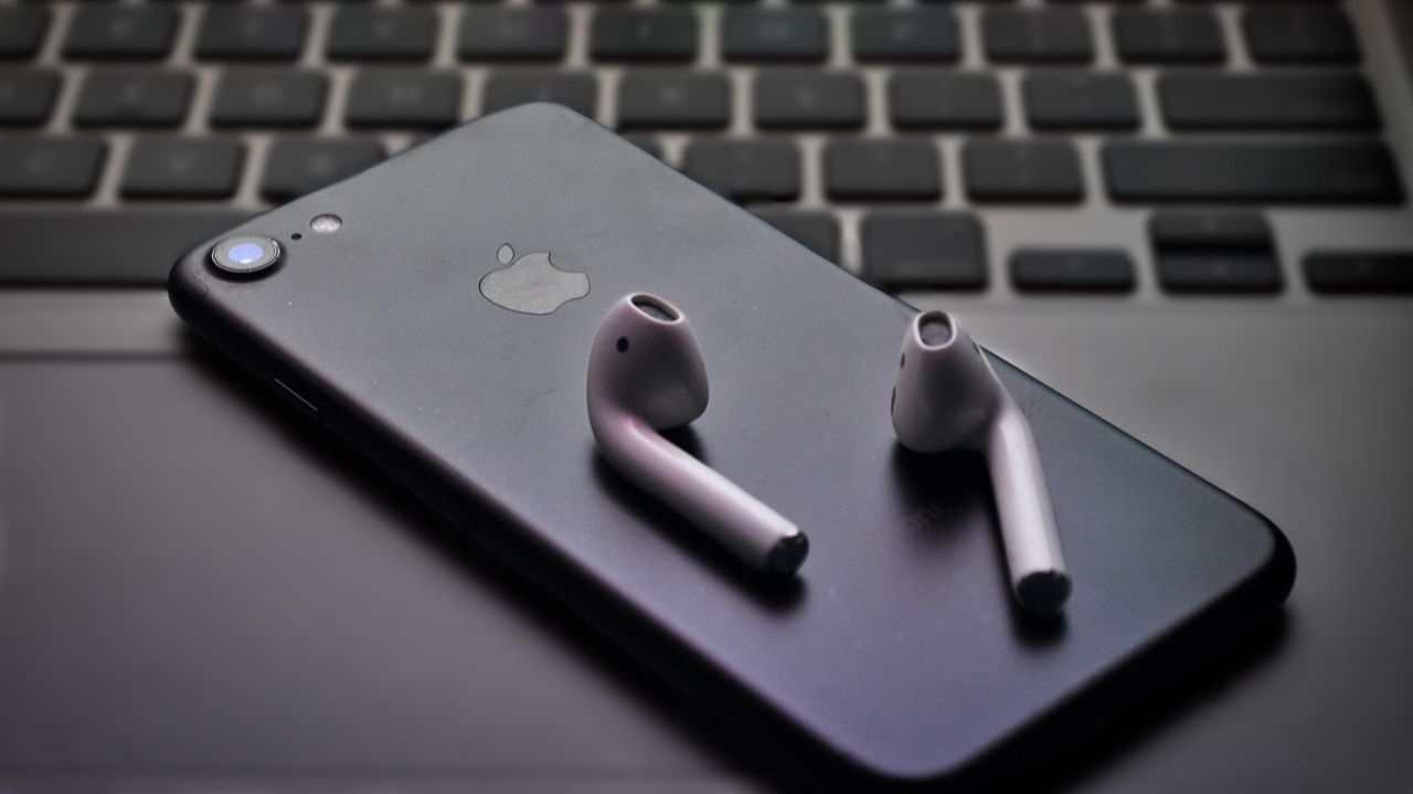 Apple lança novos AirPods com recurso para deficientes auditivos