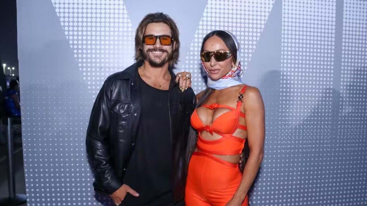 Nicolas Prattes surpreende Sabrina Sato com pedido de casamento