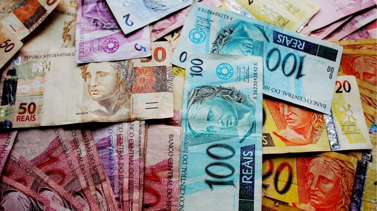 Economia brasileira recua entre junho e julho mas resultado no trimestre é positivo