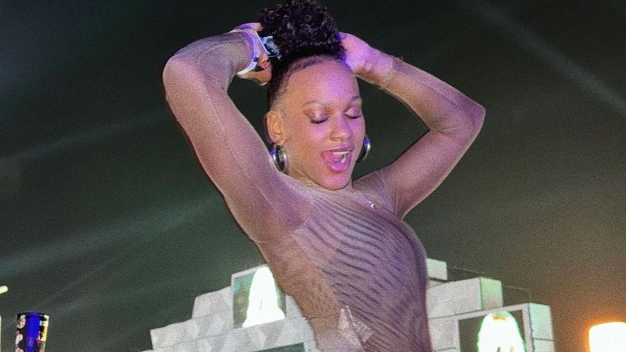 Rebeca Andrade marca presença no Rock in Rio com novo visual e body estiloso