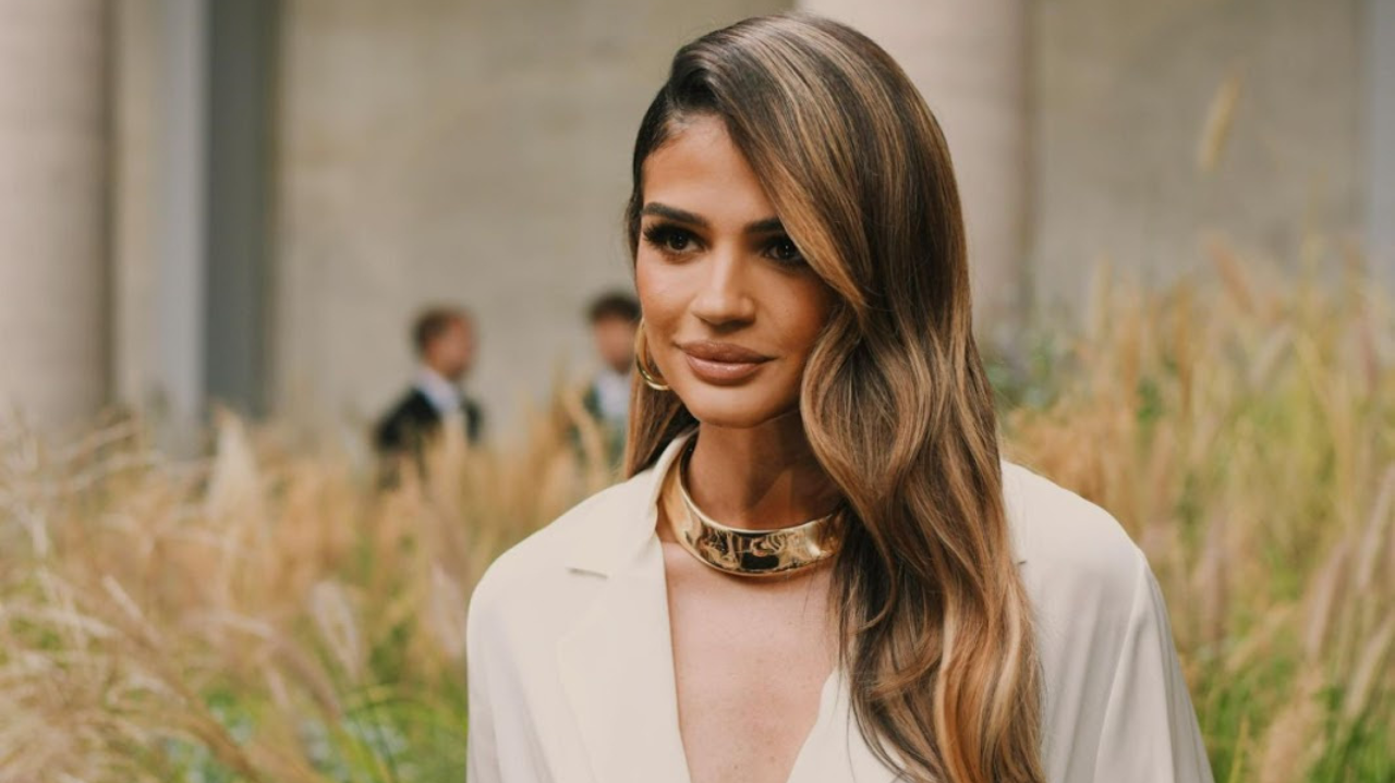 Thássia Naves marca presença em desfile da BOSS em Milão