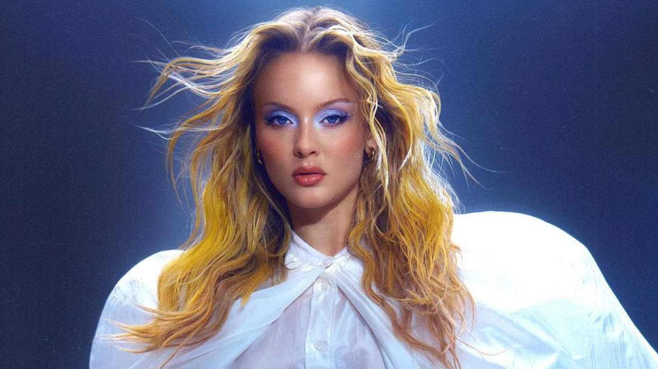 Zara Larsson e namorado aproveitam a praia no Rio de Janeiro