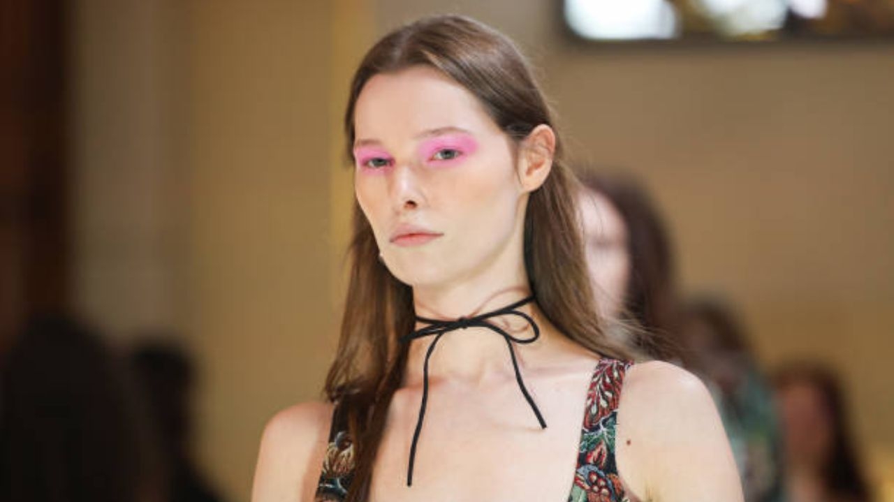 Inspirações de cabelo e maquiagem marcam a London Fashion Week