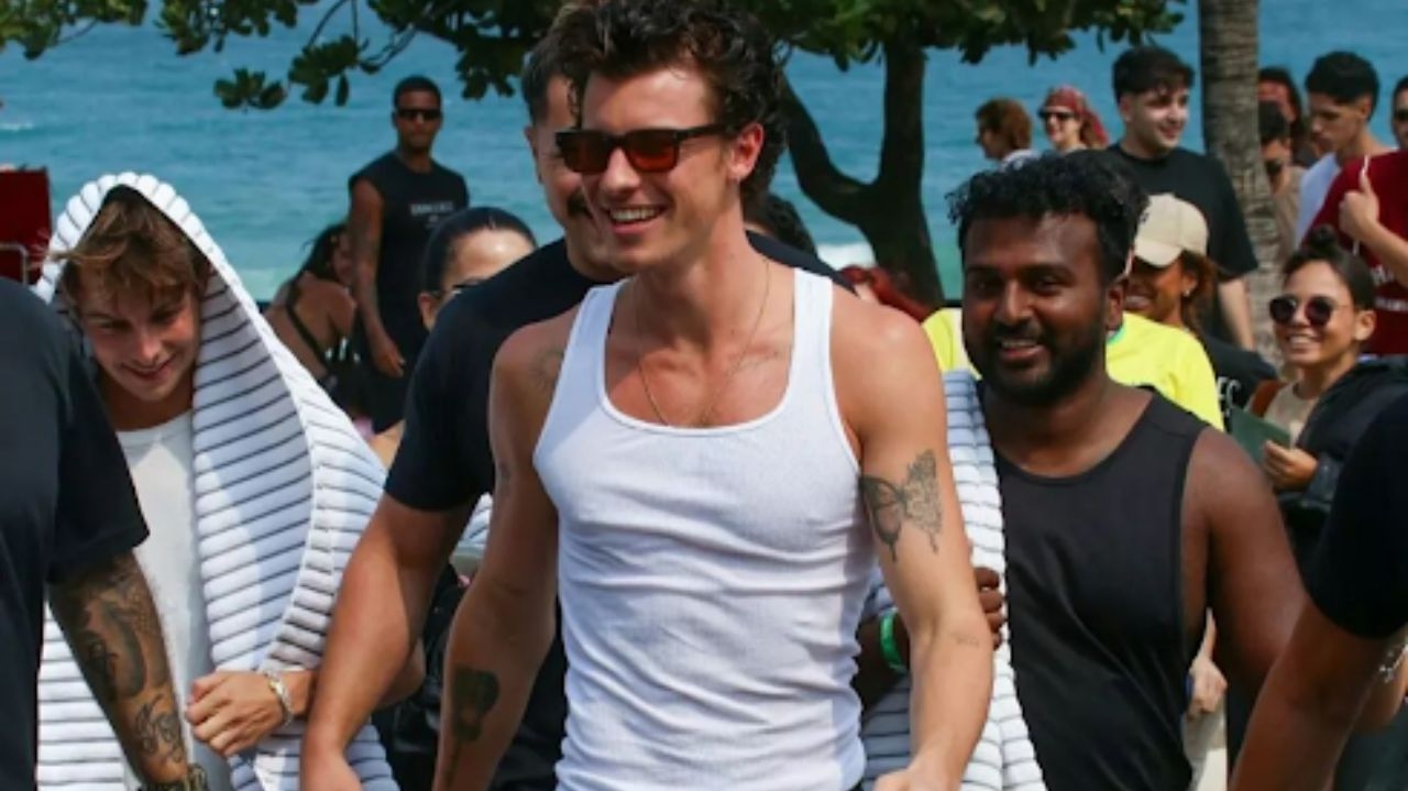 Shawn Mendes é recebido calorosamente por seus fãs na praia de Ipanema