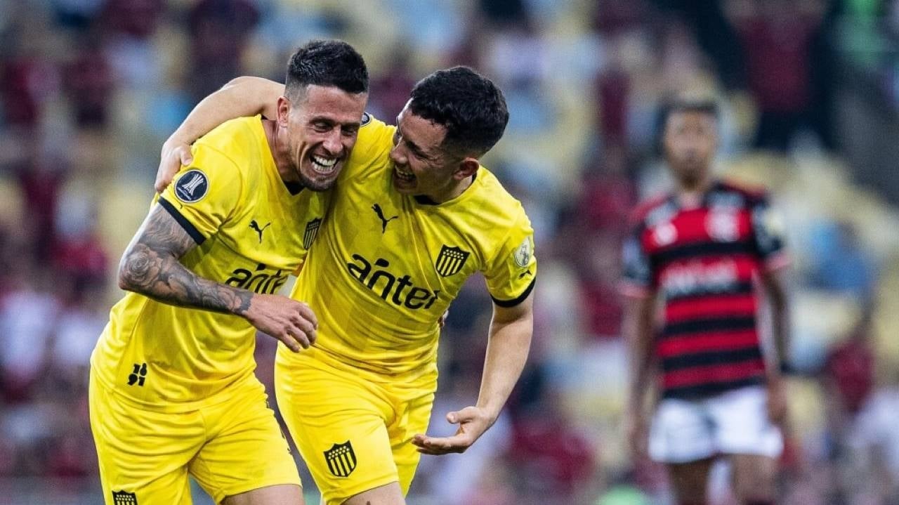 Flamengo enfrenta Peñarol sobre pressão em busca da vantagem para o jogo de volta
