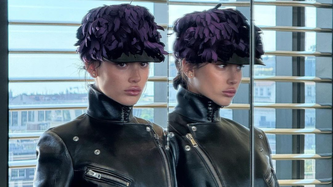 Livia Nunes aposta na tendência dos chapéus divertidos e brilha na primeira fila do desfile da Prada