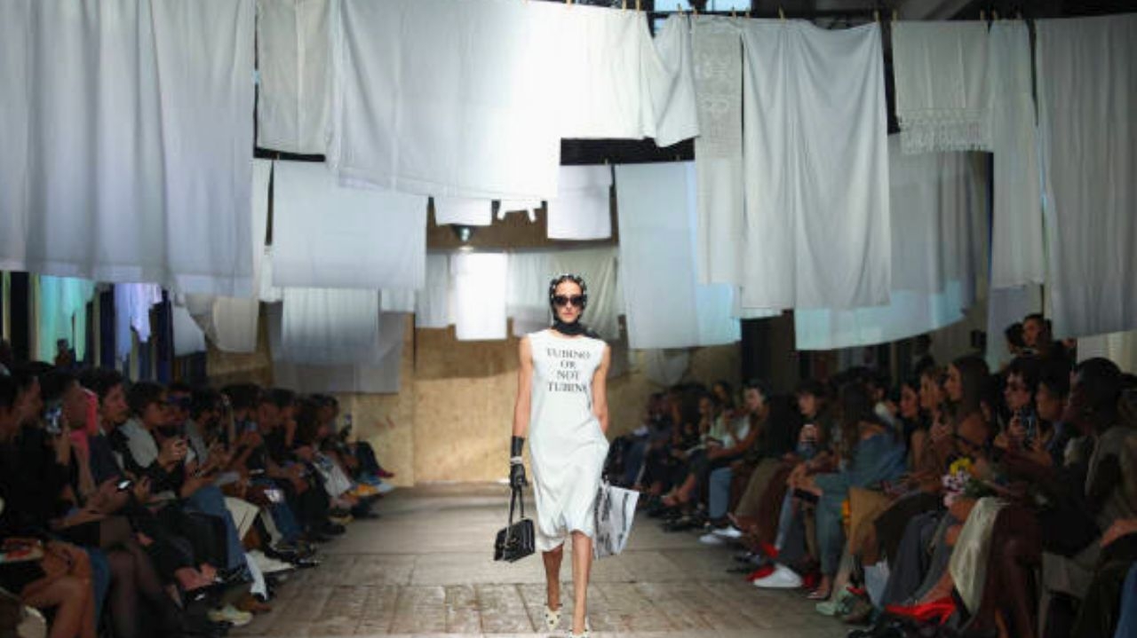 Nova Moschino resgata humor irônico e se reinventa na moda